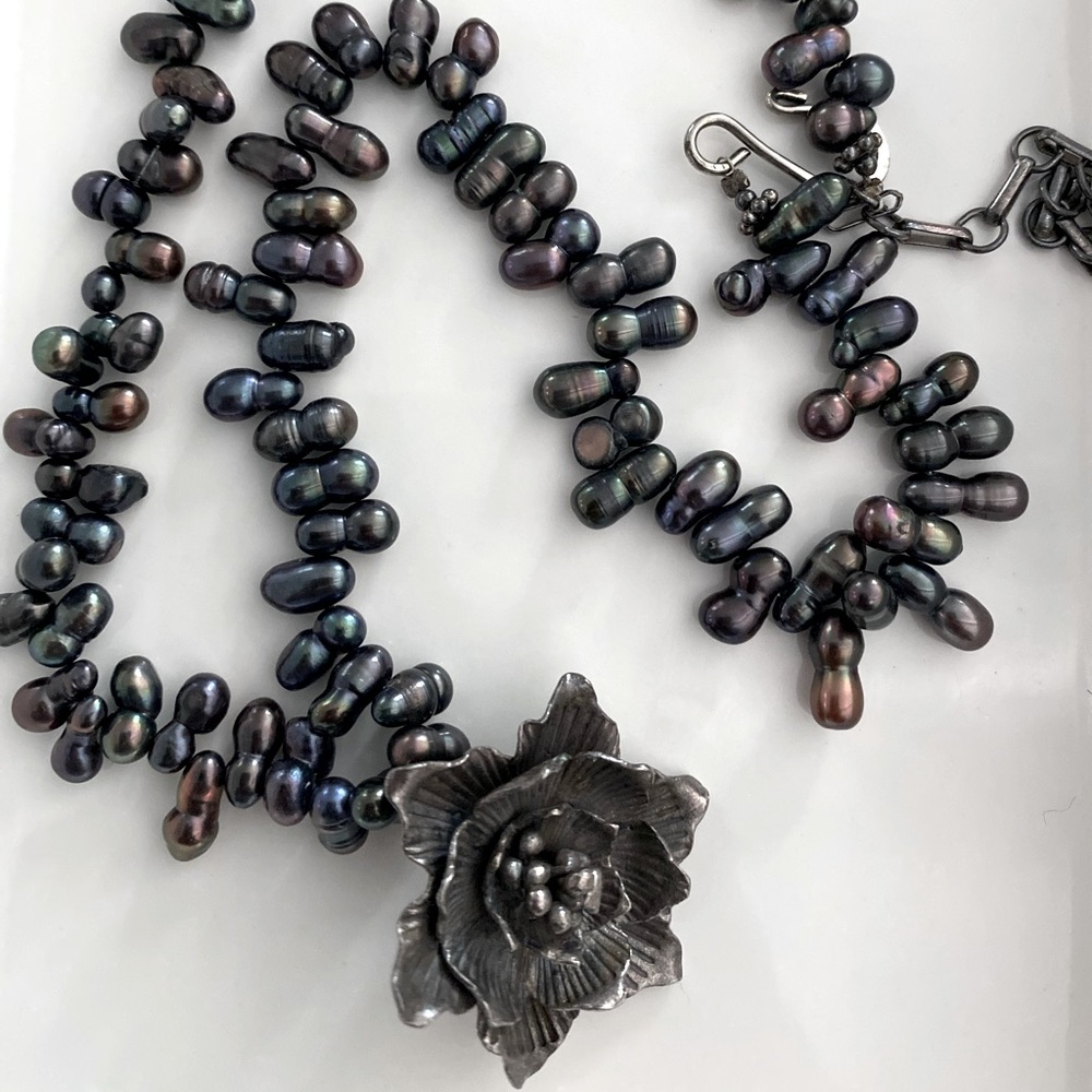 Boutique iridescent natural pearl necklace with silver flower